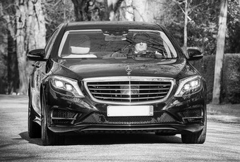 Book en transfer i en Mercedes S-klasse